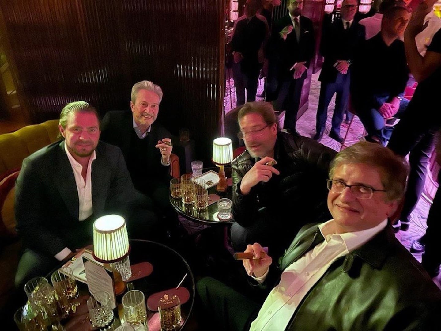 Daniel Vorcaro e Paulo Gonet em Londres Daniel Vorcaro e Paulo Gonet acompanhados de outros dois homens em Londres, em fotografia reproduzida pelo Poder360.